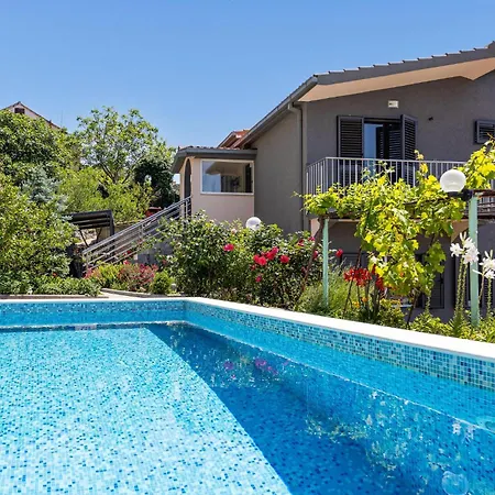 Front In Дом отдыха