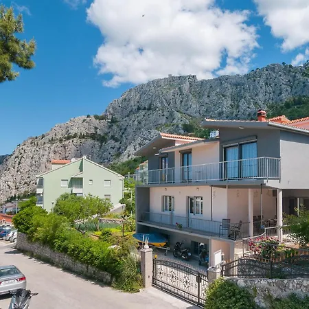 Front In Дом отдыха Омиш