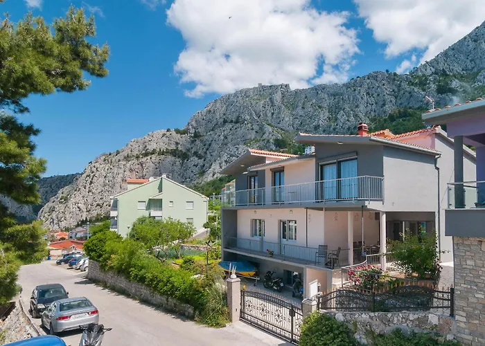 Front In Vikendica Omis