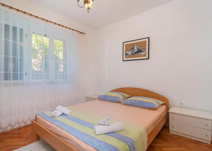 Front In Vikendica Omis