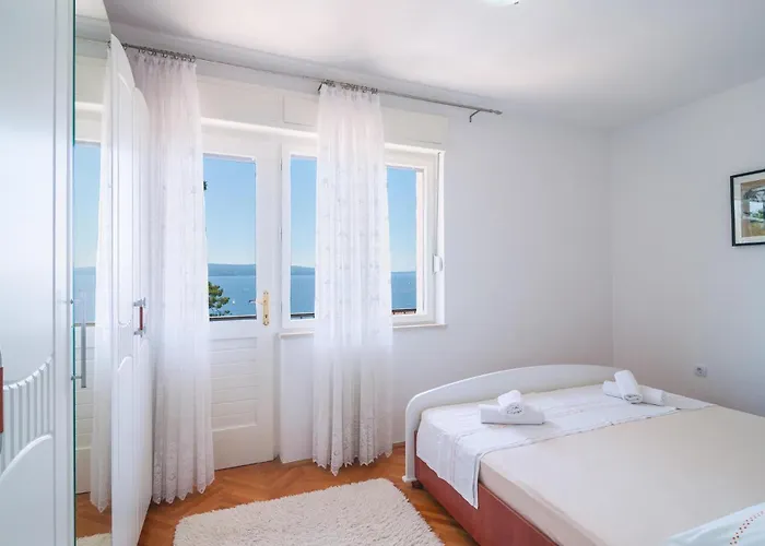 Front In Vikendica Omis
