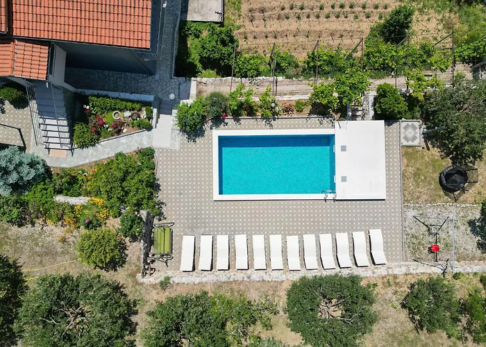 Front In Vikendica Omis