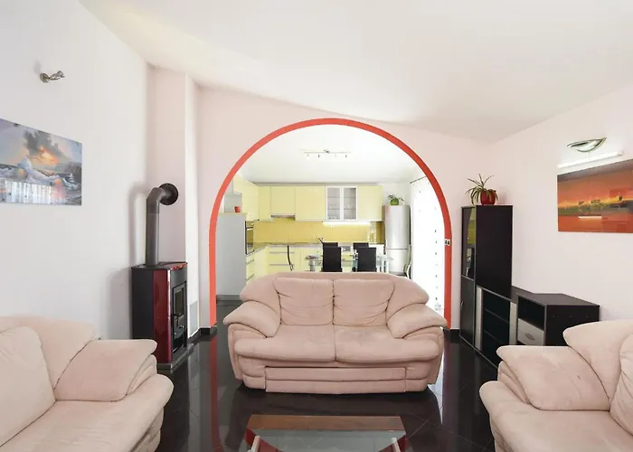 بيت للعطل Front In *