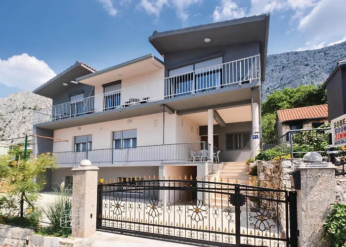 Front In بيت للعطل