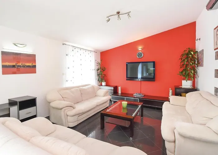 بيت للعطل Front In أوميس